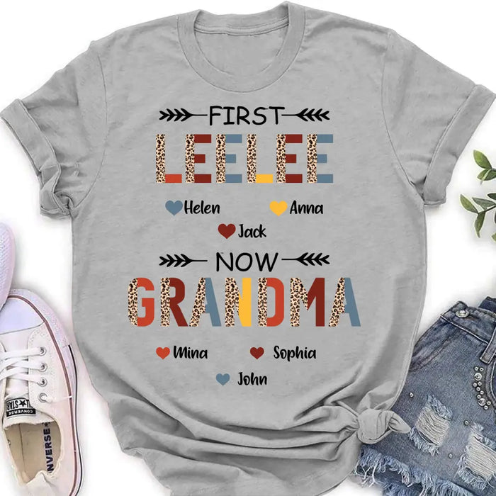Personalized Grandma T-shirt/Long Sleeve/Sweatshirt/Hoodie - Up to 4 Kids And 8 Grandkids - Mother's Day Gift Idea for Grandma - First Mom Now Nana Kid And Grandkids Flower Pattern
