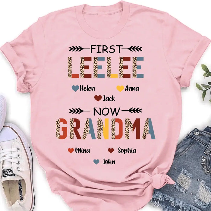 Personalized Grandma T-shirt/Long Sleeve/Sweatshirt/Hoodie - Up to 4 Kids And 8 Grandkids - Mother's Day Gift Idea for Grandma - First Mom Now Nana Kid And Grandkids Flower Pattern