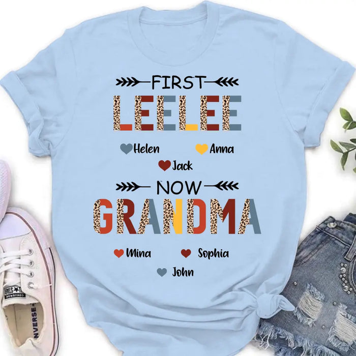 Personalized Grandma T-shirt/Long Sleeve/Sweatshirt/Hoodie - Up to 4 Kids And 8 Grandkids - Mother's Day Gift Idea for Grandma - First Mom Now Nana Kid And Grandkids Flower Pattern