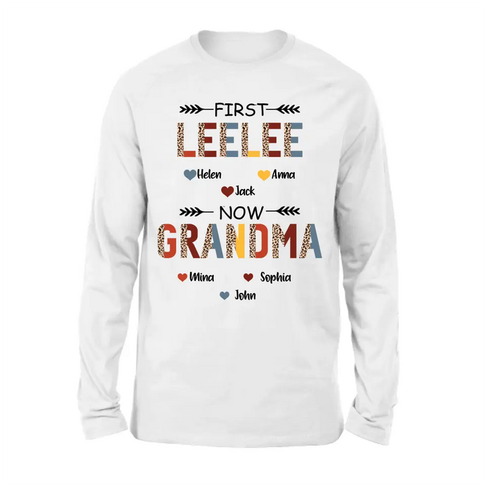 Personalized Grandma T-shirt/Long Sleeve/Sweatshirt/Hoodie - Up to 4 Kids And 8 Grandkids - Mother's Day Gift Idea for Grandma - First Mom Now Nana Kid And Grandkids Flower Pattern