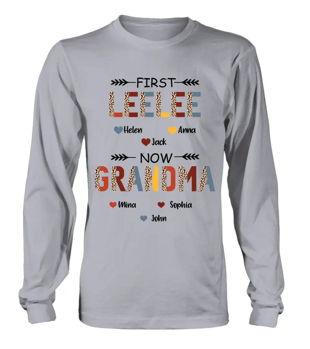 Personalized Grandma T-shirt/Long Sleeve/Sweatshirt/Hoodie - Up to 4 Kids And 8 Grandkids - Mother's Day Gift Idea for Grandma - First Mom Now Nana Kid And Grandkids Flower Pattern