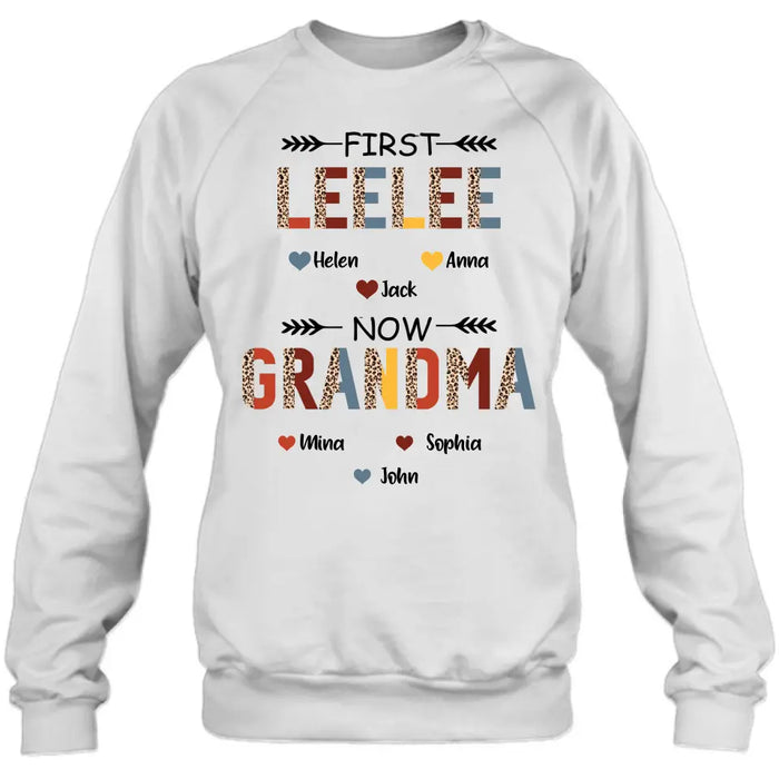 Personalized Grandma T-shirt/Long Sleeve/Sweatshirt/Hoodie - Up to 4 Kids And 8 Grandkids - Mother's Day Gift Idea for Grandma - First Mom Now Nana Kid And Grandkids Flower Pattern