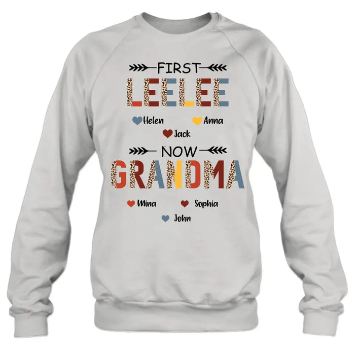 Personalized Grandma T-shirt/Long Sleeve/Sweatshirt/Hoodie - Up to 4 Kids And 8 Grandkids - Mother's Day Gift Idea for Grandma - First Mom Now Nana Kid And Grandkids Flower Pattern