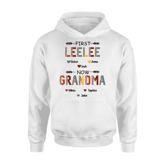 Personalized Grandma T-shirt/Long Sleeve/Sweatshirt/Hoodie - Up to 4 Kids And 8 Grandkids - Mother's Day Gift Idea for Grandma - First Mom Now Nana Kid And Grandkids Flower Pattern