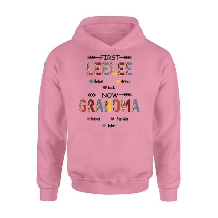 Personalized Grandma T-shirt/Long Sleeve/Sweatshirt/Hoodie - Up to 4 Kids And 8 Grandkids - Mother's Day Gift Idea for Grandma - First Mom Now Nana Kid And Grandkids Flower Pattern