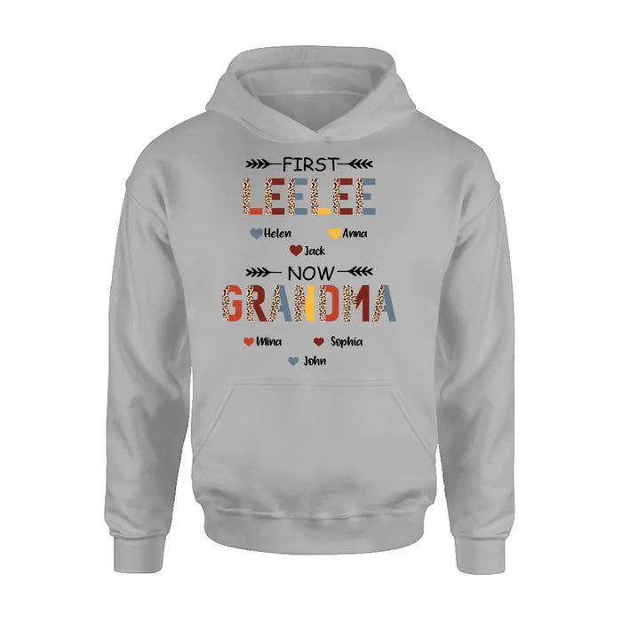 Personalized Grandma T-shirt/Long Sleeve/Sweatshirt/Hoodie - Up to 4 Kids And 8 Grandkids - Mother's Day Gift Idea for Grandma - First Mom Now Nana Kid And Grandkids Flower Pattern